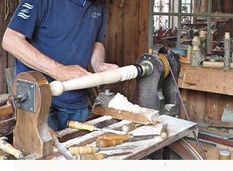 家具を愛する若手クリエイター・職人達が、日々オーダー家具を製作しています。