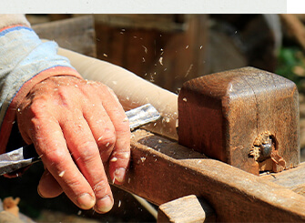 家具製作に使用する機械で1mm単位で正確に造り上げていきます。