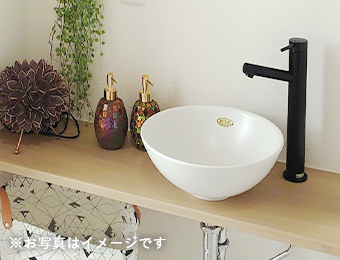 空間テイストに合わせやすい木製カウンター、素材の魅力ある手洗器