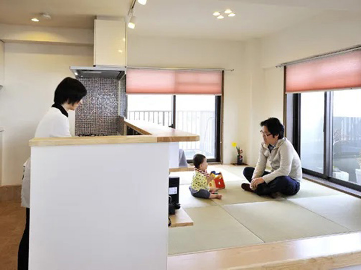小上がりの畳コーナーは家族団らんの場所になりました。
