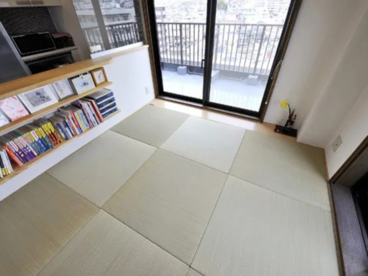 一見、ただの小上がりですが、こちらに床下収納が隠れています。