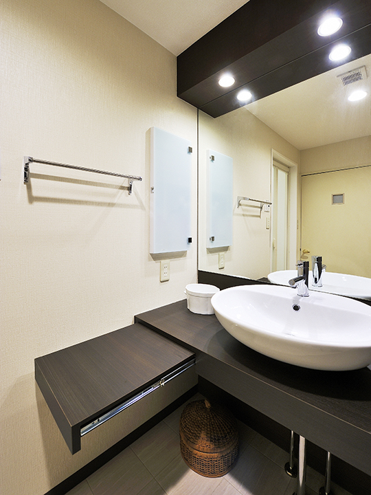 「愛犬をドライヤーで乾かすためにあったらいいな」というご要望にお応えして、造作したオリジナルの引き出し式カウンター。<br />
着替えなどちょっとした物を置くのにもとても便利です。<br />
使わない時はすっきり収まり、邪魔にならないのが魅力です。