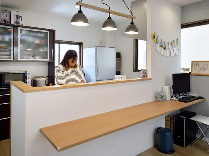 キッチンの壁に造作したカウンターテーブルは、パソコンコーナー・子どもたちのスタディスペースとしても活用することができます。