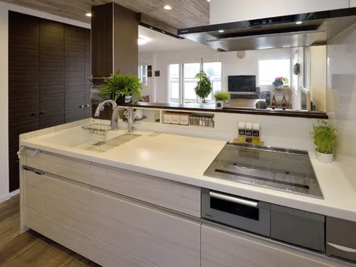 スパイス類が使いやすい場所へきれいに収納できるように、収納スペースを造作しました。<br />
キッチンから広々としたLDが見渡せるようになりました。