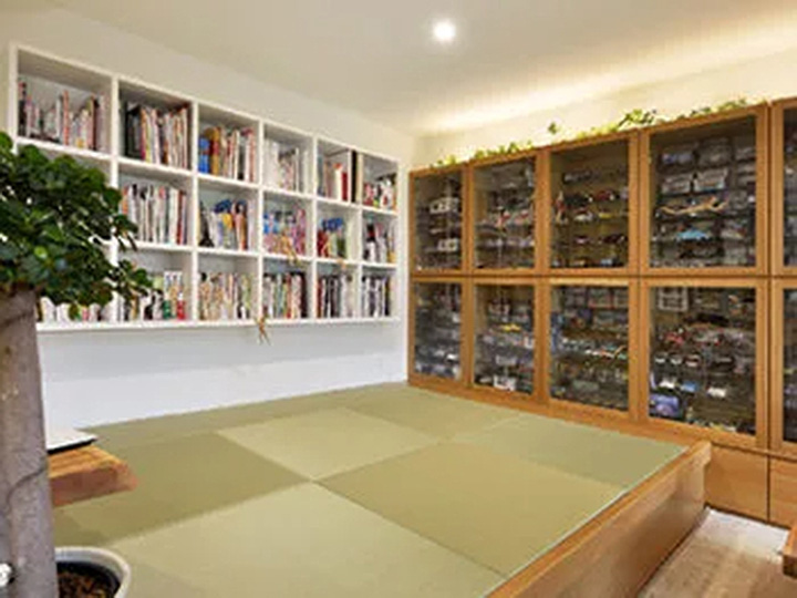 畳コーナーの壁面には本棚を造作、浅めにはめ込む形で圧迫感を軽減しました。