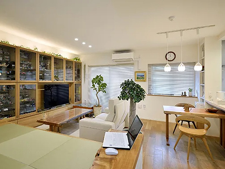 小上がりの畳コーナーの一部はパソコンコーナーとして活用することもできます。