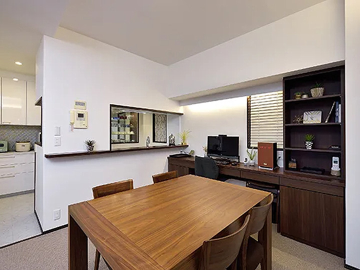 手元が広々としていてリモートワークにも最適なデスクです。