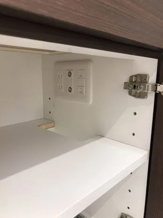 デスク上にコンセントがあると、頻繁に抜き差しする場合は便利ですが、コンセントまわりのケーブルが見苦しくなってしまいます。<br />
デスクの天板に配線穴を開け、天板下の収納内部にコンセントを設けることですっきりとしたデスクになりました。