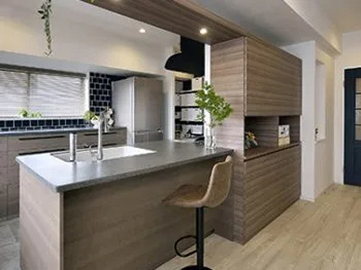 シームレスキッチンとダイニング空間に調和する飾り棚を造作しました。