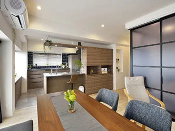 明るくのびやかで快適な空間を演出する素敵な飾り棚になりました。