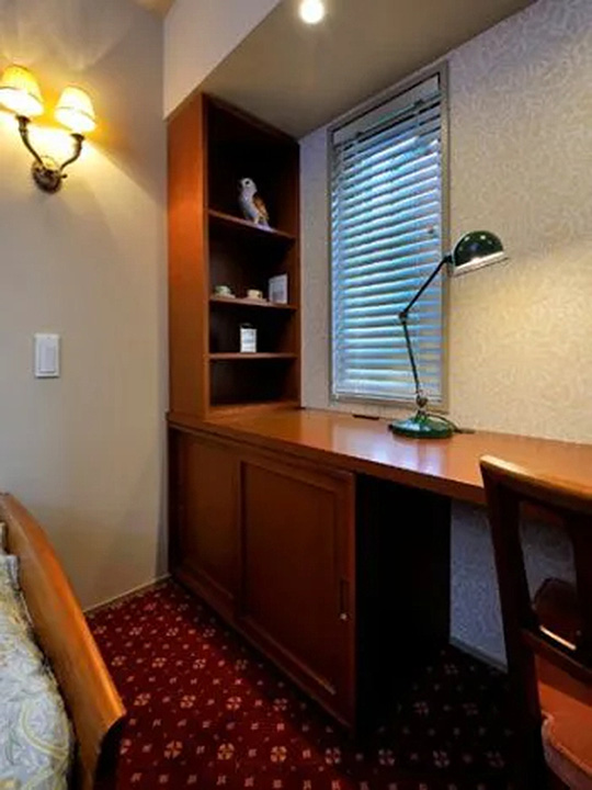 ベッド側はスペースをとらない引き扉にしました。<br />
内部にコンセントを設けて配線を隠し、すっきりとさせました。<br />
デスク上（梁下）には3灯ダウンライトを設置し、家具やインテリアを引き立たせています。