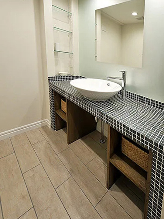 洗面化粧室のレイアウトを変更し、床はタイルを敷き、床暖房を導入しました。