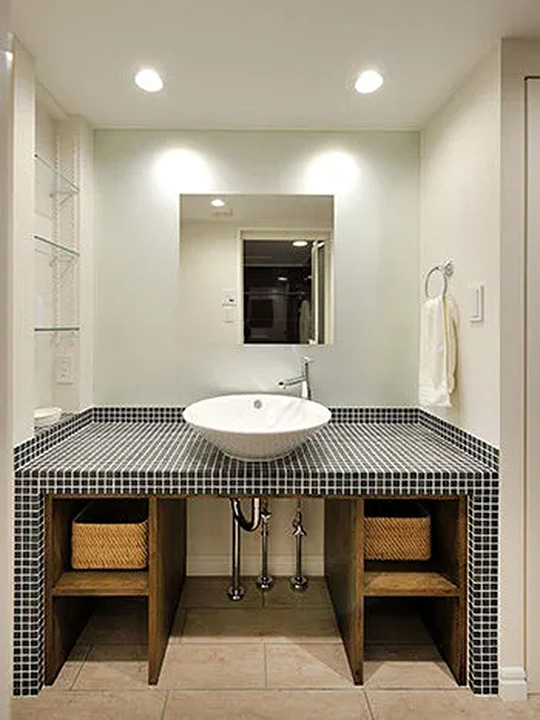 正面の全面ミラーは、周囲にフロスト加工を施し、浮遊感を演出しました。