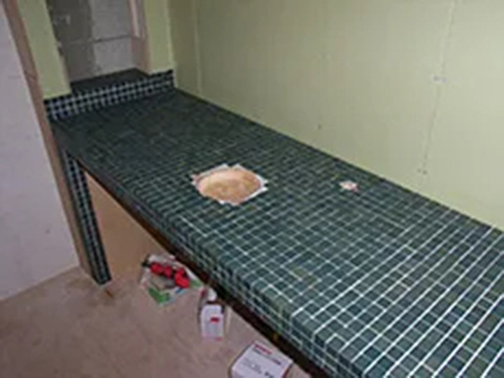 洗面台のタイル貼り作業中です。