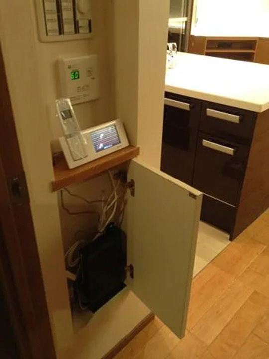 台の下にもモデムやターミナルアダプターなど収納しています。<br />
天板には配線用の穴があいています。