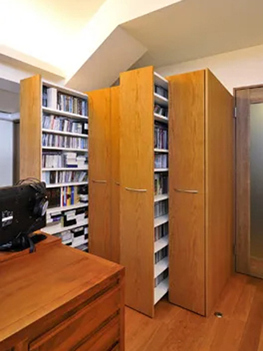 たくさんの蔵書を収納したいとのご要望から、まるで図書館の書庫のようなスライド式本棚を造作させていただきました。