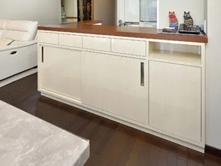 キッチンカウンターはそのまま活かし、その下部にぴったり収まるカウンター下収納を造作させていただきました。