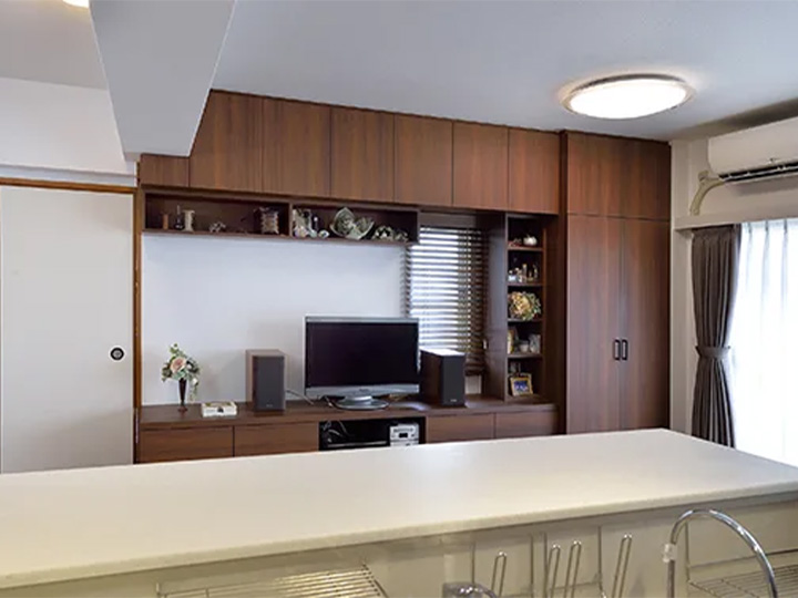 構造を考慮しながら綿密に設計しているので、窓からの明かりも邪魔しない調和のとれた家具になりました。