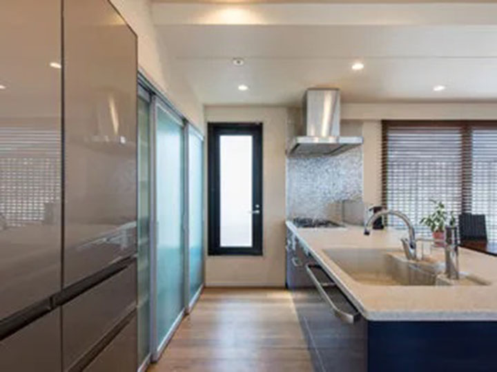透過性のある扉を採用することで、閉じた状態でも中身が見え、空間が広く感じます。<br />
明るい光の通るスタイリッシュな空間を演出しています。