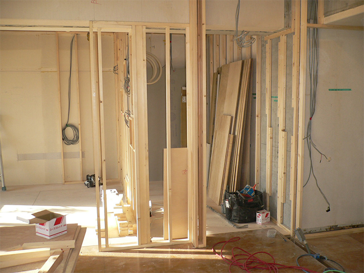 部屋の仕切りをなくして、解放感のある広いリビングにすると同時に、造作したデスクを設置するワークスペースを造設します。