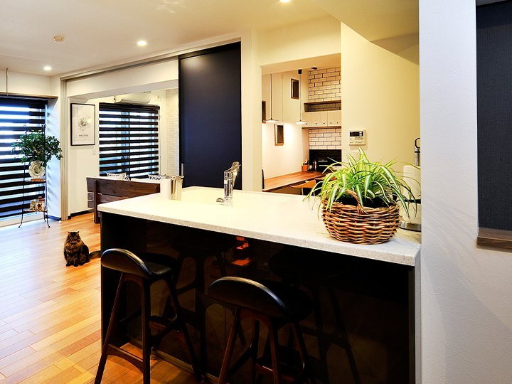 気兼ねなく仕事に集中出来るようにセミクローズドスタイルにしました。