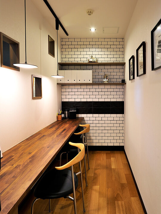 デスクを造作し、籠れるワークスペースが完成しました。<br />
開口窓から外の景色を眺める事も出来ます。