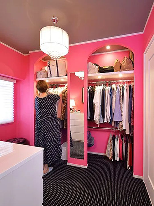 ワンピースなどの長い丈と、上下に分ける事のできる2つのスパンに分けたウォークインクローゼットを造作させていただきました。