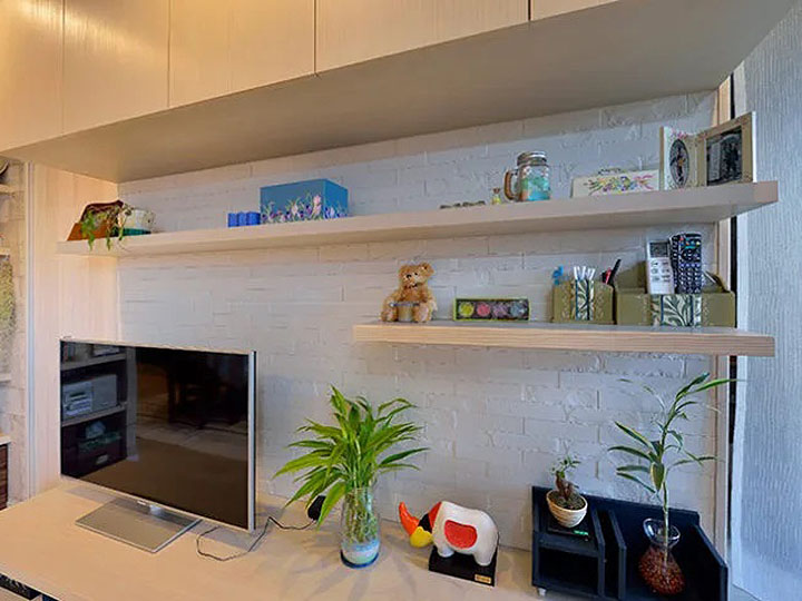 見せる飾り棚と、隠す収納によりすっきりきれいなリビングになりました。<br />
右側はPCスペースとして利用できるようになっています。