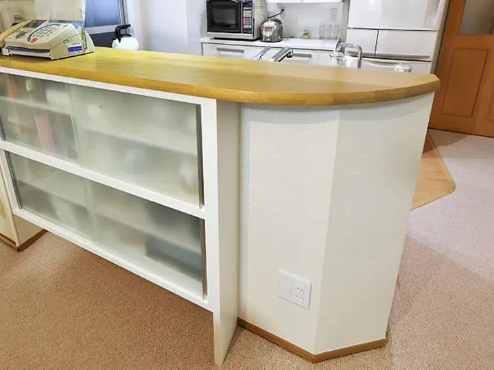 カウンター下部には奥行きのある、食器類がたっぷり入るカウンター下収納を造作させていただきました。<br />
以前はカウンターの上が物置状態だったようですが、すっきり片付く美しいスペースに生まれ変わりました。