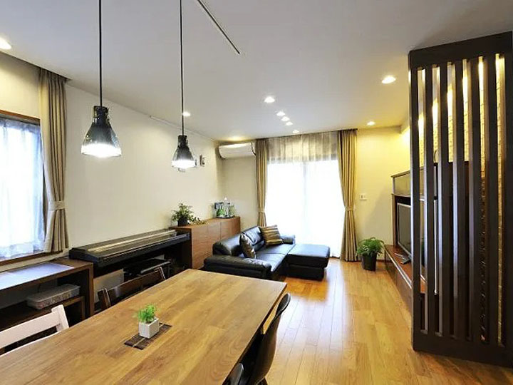 お手持ちの家具に色を合わせて塗装し、一体感のある空間に仕上げました。<br />
タモ集成材で作った間仕切り格子とスタディーカウンターはおそろいです。