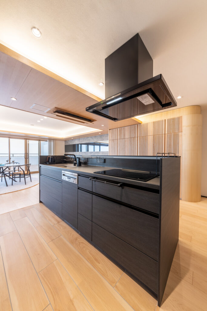 Kitchen（ｷｯﾁﾝ）<br />
<br />
黒のスタイリッシュなシステムキッチンと<br />
無垢材の家具・引板とのコラボレーション<br />
そして収納家具角をアールにすることによる美しさとオリジナル性