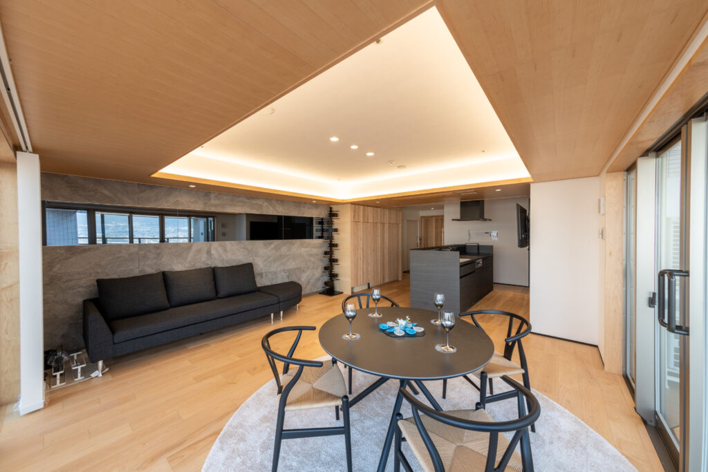 LivingDining（ﾘﾋﾞﾝｸﾞﾀﾞｲﾆﾝｸﾞ）<br />
<br />
ブラックミラーを幅広く取入れることにより空間全体が広々と見えミラーに映る景色をどの角度からも見れる魅力<br />
間接照明はシーンに合わせて快適な光色を調整でき昼夜問わず団欒の場をやさしい光で照らします<br />
