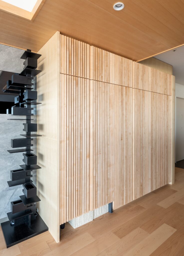 Living（ﾘﾋﾞﾝｸﾞ）壁面収納<br />
<br />
熟練職人がひとつひとつ手作業で丁寧に仕上げた無垢材（メープル）の格子がジャパンディな空間を醸し出す。機能性にも優れた大容量収納<br />
